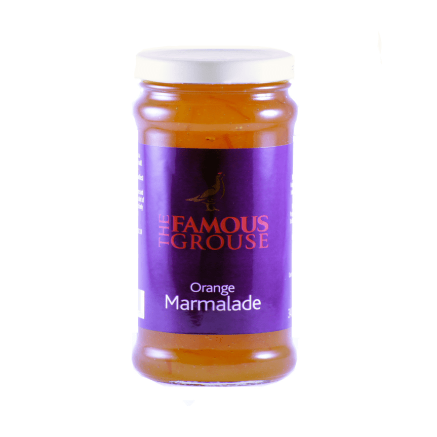 Weihnachtsgeschenkpaket mit Whiskygläsern, Marmelade und Pastillen